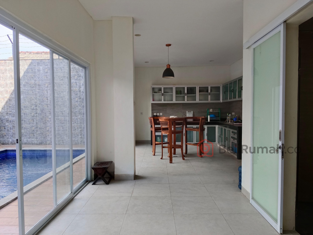 RUMAH SIAP HUNI SEMI VILLA 4 BR KAWASAN BAGUS RENON - BeliRumah